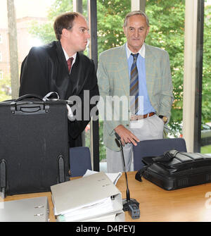 Disco owner Josef Brunlehner (R) and his lawyer Stefan Spreitzer pictured in the court room of the County Court in Hildesheim, Germany, 15 June 2009. Ernst August Prince of Hanover is on trial in the revision of his battery law suit. New evidence is to exonerate him, he hopes. The trial is concerned with a quarrel in Kenya nine years ago during which Ernst August had admittedly sla Stock Photo