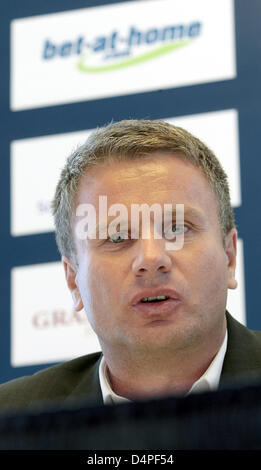 Claus Retschitzegger, spokesman of title sponsor ?bet-at-home.com?, during a press conference in Hamburg, Germany, 16 June 2009. Michael Stich, former Wimbledon champion and new tournament director of ATP tournament German Open Am Rothenbaum, does not expect problems with Rothenbaum?s new title sponsor, a private Austria-based betting provider, and states ?I do not understand the w Stock Photo