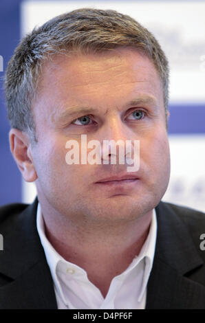 Claus Retschitzegger, spokesman of title sponsor ?bet-at-home.com?, during a press conference in Hamburg, Germany, 16 June 2009. Michael Stich, former Wimbledon champion and new tournament director of ATP tournament German Open Am Rothenbaum, does not expect problems with Rothenbaum?s new title sponsor, a private Austria-based betting provider, and states ?I do not understand the w Stock Photo