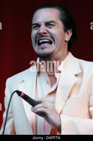 Mike Patton, singer of the US alternative band Faith No More, performs at a concert in Berlin, Germany, 16 June 2009. After eleven years, the band reunited for a European comeback tour. Photo:  Britta Pedersen Stock Photo