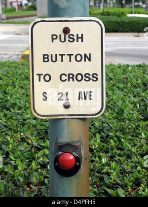 (dpa file)- The picture shows a pedestrian crossing in Florida, USA, 27 October 2008. Photo: Lars Halbauer Stock Photo