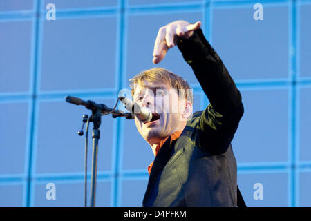 Alex Kapranos, lead singer of Scotish rock band Franz Ferdinand, performs at the 13th Hurricane festival in Scheessel, Germany, 19 June 2009. Some 70 bands will perform three days to some 60,000 visitors expected. Photo: FRISO GENTSCH Stock Photo