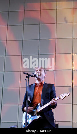 Alex Kapranos, lead singer of Scotish rock band Franz Ferdinand, performs at the 13th Hurricane festival in Scheessel, Germany, 19 June 2009. Some 70 bands will perform three days to some 60,000 visitors expected. Photo: FRISO GENTSCH Stock Photo