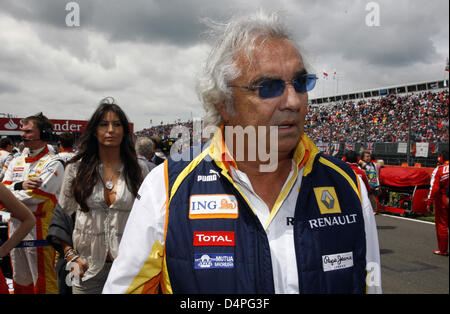 Italian Flavio Briatore (R), team principal of Renault F1, and his wife Elisabetta Gregoraci (L) pictured in the grid at Silverstone race track in Northamptonshire, Great Britain, 21 June 2009. The Formula 1 British Grand Prix takes place on 21 June 2009. Photo: Jens Buettner Stock Photo