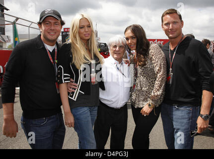Formula 1 supremo Bernie Ecclestone (C) poses with his daughters and their boyfriends in the grid at Silverstone race track in Northamptonshire, Great Britain, 21 June 2009. The Formula 1 British Grand Prix takes place on 21 June 2009. Photo: Jens Buettner Stock Photo