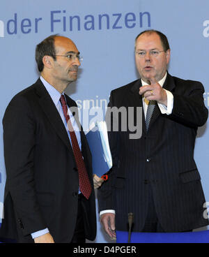 French Budget Minister Eric Woerth (L) and German Finance Minister Peer Steinbrueck (R) shake hands after the second OECD conference on tax fraud in Berlin, Germany, 23 June 2009. Participating countries agreed on joint efforts in the fight against tax havens. Photo: TIM BRAKEMEIER Stock Photo