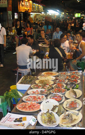 (file) - The file picture dated 25 October 2008 shows an outdoor seafood restaurant at the night market on Temple Road in the district Kowloon in Hong Kong, China. Though all restaurants are usually air-conditioned, at the end of October it is more comfortable to eat outside. Next to cookshops and other stalls offering all different kinds of goods, also fortunetellers ply their tra Stock Photo