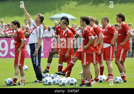 Louis van Gaal (2-L), new head coach of German Bundesliga soccer club FC Bayern Munich, is pictured with his players Danijel Pranjic (L), Franck Ribery (3-L-R), Beno, Miroslav Klose, Jose Ernesto Sosa, Christian Lell, Ivica Olic and Mario Gomez during the kick-off training at the club grounds in Munich, Germany, 01 July 2009. Photo: PETER KNEFFEL