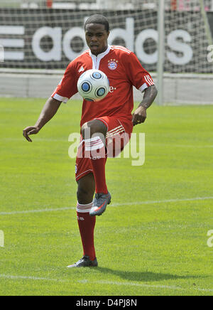 New arrival Edson Braafheid of German Bundesliga soccer club FC Bayern Munich shown in action during the kick-off training at the club grounds in Munich, Germany, 01 July 2009. Photo: Peter Kneffel Stock Photo