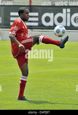 New arrival Edson Braafheid of German Bundesliga soccer club FC Bayern Munich shown in action during the kick-off training at the club grounds in Munich, Germany, 01 July 2009. Photo: Peter Kneffel Stock Photo
