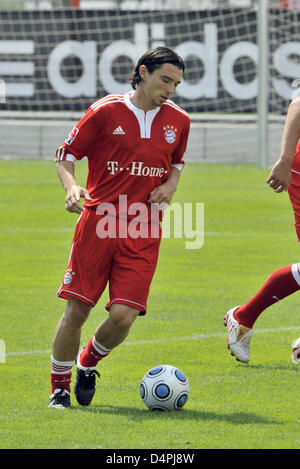 New arrival Danijel Pranjic of German Bundesliga soccer club FC Bayern Munich shown in action during the kick-off training at the club grounds in Munich, Germany, 01 July 2009. Photo: Peter Kneffel Stock Photo