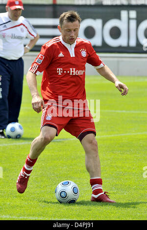 New arrival Ivica Olic of German Bundesliga soccer club FC Bayern Munich shown in action during the kick-off training at the club grounds in Munich, Germany, 01 July 2009. Photo: Peter Kneffel Stock Photo