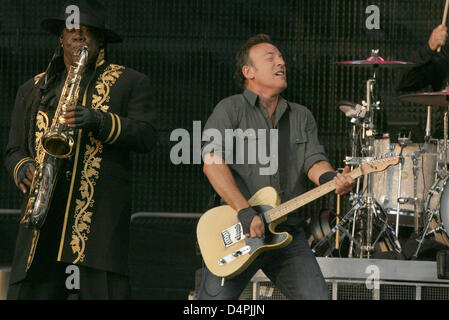 US singer Bruce Springsteen and saxophonist Clarence Clemons (L) of the E Street Band perform at the Olympic Stadium in Munich, Germany, 02 July 2009. The ?Working On A Dream? world tour will stretch until 09 October 2009. Photo: Felix Hoerhager Stock Photo