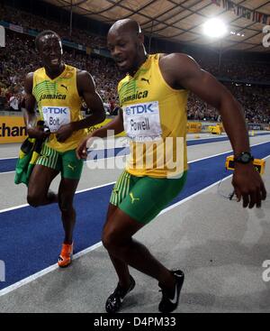 Jamaican Usain Bolt (L) celebrates his victory in the men?s 100m final with third placed Jamaican Asafa Powell at the 12th IAAF World Championships in Athletics in Berlin, Germany, 16 August 2009. Bolt established a new world record of 9.58 seconds. Photo: KAY NIETFELD Stock Photo