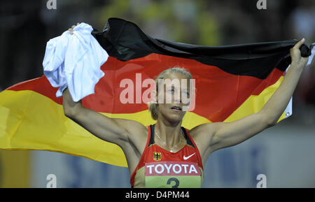 German Jennifer Oeser celebrates her second place in the heptathlon at the 12th IAAF World Championships in Athletics in Berlin, Germany, 16 August 2009. Photo: HANNIBAL Stock Photo