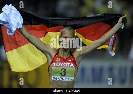 German Jennifer Oeser celebrates her second place in the heptathlon at the 12th IAAF World Championships in Athletics in Berlin, Germany, 16 August 2009. Photo: HANNIBAL Stock Photo