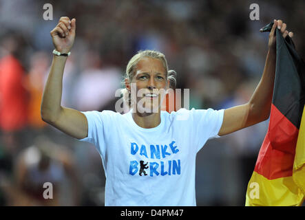 German Jennifer Oeser celebrates her second place in the heptathlon at the 12th IAAF World Championships in Athletics in Berlin, Germany, 16 August 2009. Photo: BERND THISSEN Stock Photo