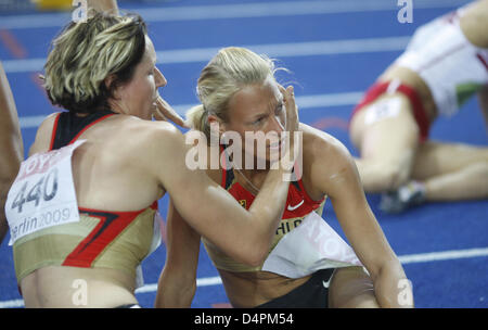 German Jennifer Oeser (R) celebrates her second place in the heptathlon with teammate Julia Maechtig at the 12th IAAF World Championships in Athletics in Berlin, Germany, 16 August 2009. Photo: KAY NIETFELD Stock Photo