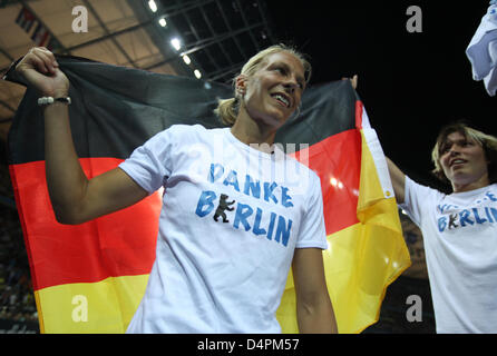 German Jennifer Oeser (L) celebrates her second place in the heptathlon with teammate Julia Maechtig at the 12th IAAF World Championships in Athletics in Berlin, Germany, 16 August 2009. Photo: KAY NIETFELD Stock Photo