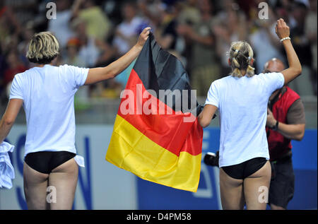 German Jennifer Oeser (R) celebrates her second place in the heptathlon with teammate Julia Maechtig at the 12th IAAF World Championships in Athletics in Berlin, Germany, 16 August 2009. Photo: BERND THISSEN Stock Photo