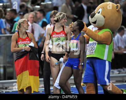 German Jennifer Oeser (L) celebrates her second place in the heptathlon with teammate Julia Maechtig (C) and mascot ?Berlino? at the 12th IAAF World Championships in Athletics in Berlin, Germany, 16 August 2009. Photo: BERND THISSEN Stock Photo