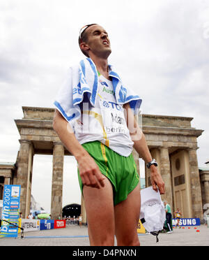 Australian athlete Luke Adams who became sixth is exhausted after the 50km Walk at the 12th IAAF World Championships in Athletics, Berlin, Germany, 21 August 2009. Photo: Jens Buettner Stock Photo