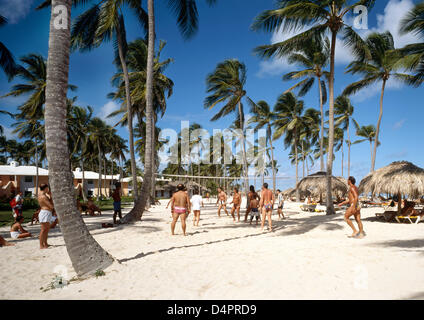 Tourists play beach volleyball at a beach in Punta Cana, Dominican Republic, August 2007. Photo: Friedel Gierth Stock Photo