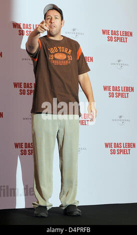 US actor Adam Sandler poses at the photocall for his new film ?Funny People? in Berlin, Germany, 26 August 2009. The film will open in German cinemas on 17 September 2009. Photo: JENS KALAENE Stock Photo