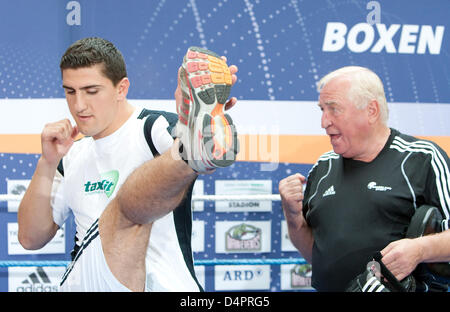 German Marco Huck (L), European Cruiserweight Champion and his coach Ulli Wegener of ?Team Sauerland? pose during a public practice session at L+T department store in Osnabrueck, Germany, 25 August 2009. Huck will fight against defending WBO World Champion Argentine V. Ramirez at Gerry Weber Stadium in Halle/Westfalen for the world champion belt on 29 August 2009. Photo: FRISO GENT Stock Photo