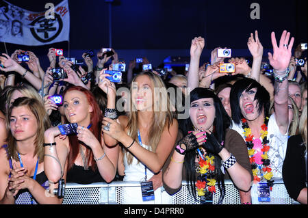 Fans see German rock band Tokio Hotel perform unplugged in Cologne, Germany, 27 August 2009. Photo: Joerg Carstensen Stock Photo