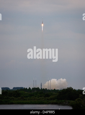 LRO, LCROSS Liftoff on Lunar Journey (200906180004HQ Stock Photo - Alamy