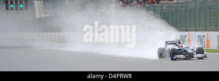 Japanese Formula One driver Kazuki Nakajima of Williams F1 drives down start/finish straight during the first practice session in Spa-Francorchamps, Belgium, 28 August 2009. The Formula 1 Belgian Grand Prix takes place on 30 August 2009. Photo: Peter Steffen Stock Photo