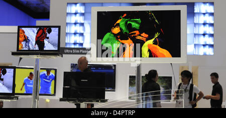 Flat screens assembled at a trade fair booth ahead of the international consumer electronics trade show IFA in Berlin, Germany, 02 September 2009. IFA 2009 opens for regular customers  on 04 September and runs through 09 September 2009. Companies hope for a significant boost in sales, especially in the runup to christmas. Photo: RAINER JENSEN Stock Photo