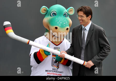 Uwe Krupp, head coach of Germany?s national ice hockey team, poses with the mascot for the Ice Hockey World Championships 2010 in Germany dubbed ?Urmel on the Ice? (?Urmel auf dem Eis?) during a photo call promoting the championships in Cologne, Germany, 02 September 2009. The Ice Hockey World Championships 2010 will take place in Germany from 07 May to 23 May 2010. Photo: Felix He Stock Photo