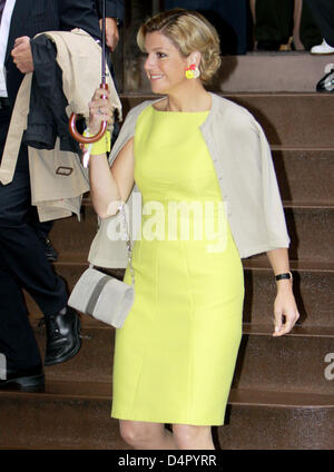 Princess Maxima of the Netherlands leaves New York, NY, USA, 11 September 2009. The official visit of the couple will last from 08 until 13 September 2009 and celebrates the 400-year-old connection between New York and the Netherlands. Photo: Patrick van Katwijk Stock Photo