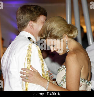 Dutch Crown Prince Willem-Alexander and Crown Princess Maxima dance after a dinner on the Dutch navy frigate Hr. Ms. Tromp at pier 88 in New York, USA, 12 September 2009. The official visit of the couple will last from 08 until 13 September 2009 and celebrates the 400-year-old connection between New York and the Netherlands. Photo: Edwin Smulders Stock Photo