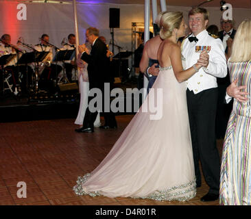 Dutch Crown Prince Willem-Alexander and Crown Princess Maxima dance after a dinner on the Dutch navy frigate Hr. Ms. Tromp at pier 88 in New York, USA, 12 September 2009. The official visit of the couple will last from 08 until 13 September 2009 and celebrates the 400-year-old connection between New York and the Netherlands. Photo: Edwin Smulders Stock Photo