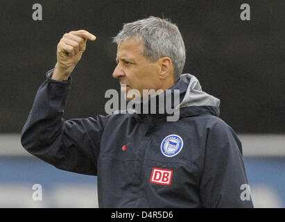 German Bundesliga club Hertha BSC Berlin?s sacked head coach Lucien Favre pictured during his last training in Berlin, Germany, 28 September 2009. Photo: Soeren Stache Stock Photo