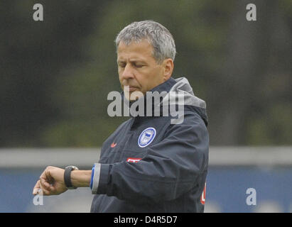 German Bundesliga club Hertha BSC Berlin?s sacked head coach Lucien Favre pictured during his last training in Berlin, Germany, 28 September 2009. Photo: Soeren Stache Stock Photo