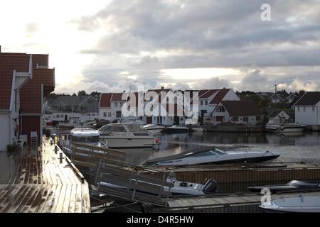 Boats lie at anchor in the harbour of Skudeneshavn, Norway, 08 August 2009. Photo: Lukas Barth Stock Photo