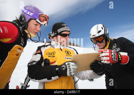 German skiers Susanne Riesch (R) and Maria Riesch (L) check their training results at the media day of the German Skiing Association (DSV) at Pitztal glacier near Sankt Leonhard, Austria, 01 October 2009. The DSV informed about the athletes? preparations for the Olympic Winter Games 2010 some three weeks prior to the start of the World Cup season. Photo: KARL-JOSEF HILDENBRAND Stock Photo