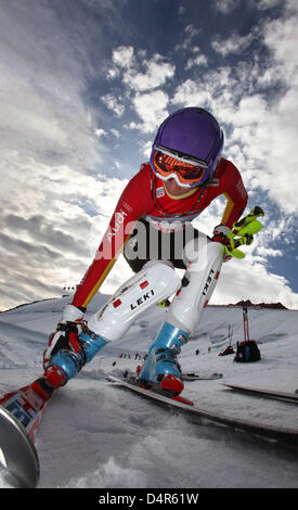 German skier Maria Riesch prepares for training at the media day of the German Skiing Association (DSV) at Pitztal glacier near Sankt Leonhard, Austria, 01 October 2009. The DSV informed about the athletes? preparations for the Olympic Winter Games 2010 some three weeks prior to the start of the World Cup season. Photo: KARL-JOSEF HILDENBRAND Stock Photo