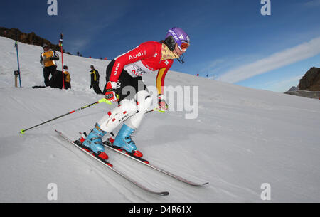 German skier Maria Riesch starts a training run at the media day of the German Skiing Association (DSV) at Pitztal glacier near Sankt Leonhard, Austria, 01 October 2009. The DSV informed about the athletes? preparations for the Olympic Winter Games 2010 some three weeks prior to the start of the World Cup season. Photo: KARL-JOSEF HILDENBRAND Stock Photo