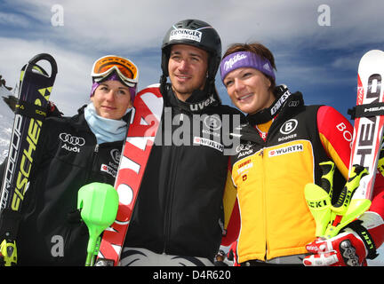 German skiers Kathrin Hoelzl (L-R), Felix Neureuther and Maria Riesch pose for a group picture at the media day of the German Skiing Association (DSV) at Pitztal glacier near Sankt Leonhard, Austria, 01 October 2009. The DSV informed about the athletes? preparations for the Olympic Winter Games 2010 some three weeks prior to the start of the World Cup season. Photo: KARL-JOSEF HILD Stock Photo