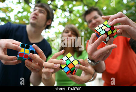 Rubik s Cube Competition Takes Place in Bethlehem s Aida Camp