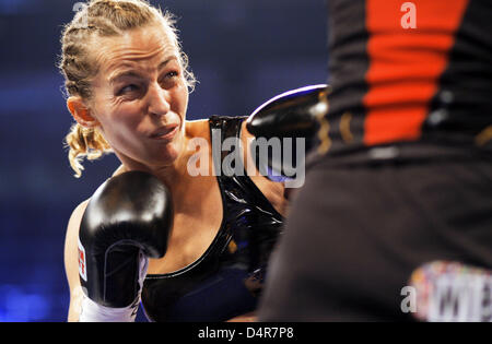 Dutch featherweight boxer Esther Schouten (L) fights against German featherweight boxer Ina Menzer in the World Championship at Universum Champions Night in Rostock, Germany, 10 October 2009. Menzer attained a points win against newly crowned world champion in junior featherweight Esther Schouten. Photo: Jens Buettner Stock Photo