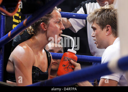 Dutch featherweight boxer Esther Schouten drinks during her fight against German featherweight boxer Ina Menzer in the World Championship at Universum Champions Night in Rostock, Germany, 10 October 2009. Menzer attained a points win against newly crowned world champion in junior featherweight Esther Schouten. Photo: Jens Buettner Stock Photo