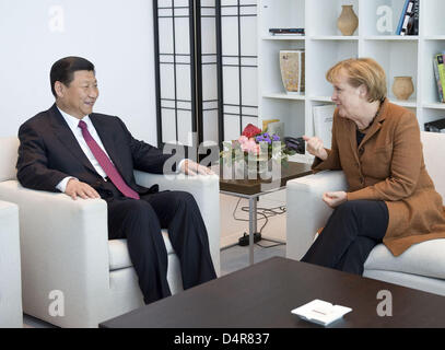 German Chancellor Angela Merkel (R) and Chinese Vice President Xi Jinping (L) chat in the Chancellery in Berlin, Germany, 12 October 2009. Photo: GUIDO BERGMANN Stock Photo