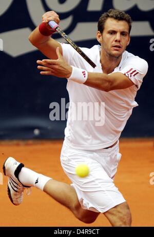 France?s Paul-Henri Mathieu returns a forehand to Serbia?s Viktor Troicki during their quarter-finals match at the German Open ?Am Rothenbaum? in Hamburg, Germany, 24 July 2009. Photo: MAURIZIO GAMBARINI Stock Photo
