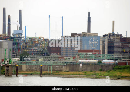 The parent plant of chemical group Bayer on the banks of the Rhine in Leverkusen, Germany, 03 July 2009. Foto: Joerg Carstensen Stock Photo